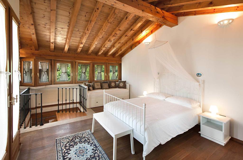 Bed and Breakfast Antico Cascinale Lombardo Lonato del Garda Habitación foto